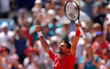 Djokovic vola agli ottavi: Nadal battuto in 2 set
