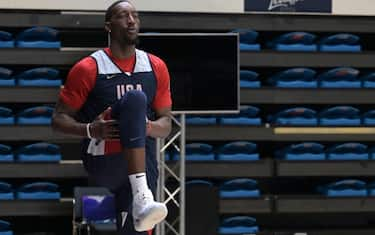 Parigi: Bam Adebayo si dà alla scherma. VIDEO