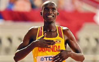 epa07902453 Joshua Cheptegei of Uganda reacts after winning the men's 10,000m final at the IAAF World Athletics Championships 2019 at the Khalifa Stadium in Doha, Qatar, 06 October 2019. EPA/NOUSHAD THEKKAYIL