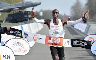 epa09142935 Kenyan Eliud Kipchoge celebrates winning the NN Mission Marathon at Twente Airport in Enschede, the Netherlands, 18 April 2021. The marathon was moved from Hamburg to Twente due to the COVID-19 pandemic restriction measures.  EPA/ERIC BRINKHORST