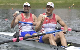 Zagreb, 010521.

Jarun, rowing track.
World Rowing Cup 2021, race M2-, discipline duo without colm, finals.
In the photo: Martin Sinkovic, Valent Sinkovic, victory celebration, gold medal.
Photo: Damir Krajac / CROPIX//HMCROPIX_CR3825/2105021213/Credit:Damir Krajac / CROPIX/SIPA/2105021215