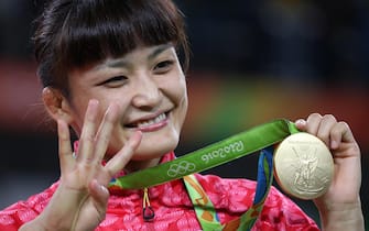 epa05494294 Kaori Icho of Japan celebrates her fourth straight gold Olympic medal during the awarding ceremony for women's Freestyle 58kg wrestling of the Rio 2016 Olympic Games Wrestling events at the Carioca Arena 2 in the Olympic Park in Rio de Janeiro, Brazil, 17 August 2016.  EPA/SERGEI ILNITSKY