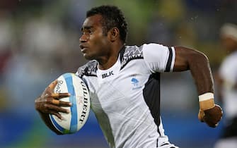 epa05471737 Jerry Tuwai of Fiji runs with the ball during a men's Rugby Sevens quarterfinal match between Fiji and New Zeland of the Rio 2016 Olympic Games at the Deodoro Stadium in Rio de Janeiro, Brazil, 10 August 2016.  EPA/YOAN VALAT