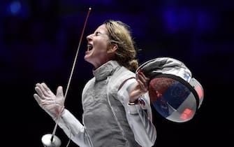 epaselect epa07727925 Gold medalist Inna Deriglazova of Russia celebrates defeating Pauline Ranvier of France in the women's individual foil final of the FIE World Fencing Championships in Budapest, Hungary, 19 July 2019.  EPA/Tibor Illyes HUNGARY OUT