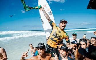 epa07238149 A handout photo made available by the World Surf League (WSL) Gabriel Medina of Brazil celebrating after winning the world title in the final of the season-ending Billabong Pipe Masters at Banzai Pipeline, Pupukea, Oahu island, Hawaii, USA, 17 December 2018.  EPA/ED SLOANE - WSL HANDOUT  HANDOUT EDITORIAL USE ONLY/NO SALES