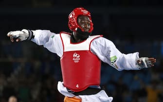 epa05501297 Cheick Sallah Junior Cisse of Cote d'Ivoire  celebrates after defeating Lutalo Muhammad of Great Britain during the men's -80kg gold medal bout of the Rio 2016 Olympic Games Taekwondo events at the Carioca Arena 3 in the Olympic Park in Rio de Janeiro, Brazil, 19  August 2016.  EPA/TATYANA ZENKOVICH