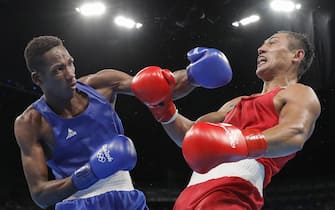 epa05505958 Fazliddin of Gaibazarov of Uzbekistan (red) and Lorenzo Sotomayor Collazo of Azerbaijan (blue) in action during the men's Light Welter 64kg final match of the Rio 2016 Olympic Games Boxing events at the Riocentro in Rio de Janeiro, Brazil, 21 August 2016.  EPA/VALDRIN XHEMAJ