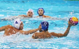 epa05503026 Angelos Vlachopoulos (R) of Greece in action against Balazs Erdelyi (L) of Hungary during the men's classification match 5th-6th place of the Rio 2016 Olympic Games at the Olympic Aquatics Stadium in the Olympic Park in Rio de Janeiro, Brazil, 20 August 2016.  EPA/ORESTIS PANAGIOTOU