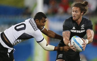 epa05471733 Samisoni Viriviri of Fiji (L) tries to block a pass from Gillies Kaka of New Zealand (R) during a men's Rugby Sevens quarterfinal match between Fiji and New Zeland of the Rio 2016 Olympic Games at the Deodoro Stadium in Rio de Janeiro, Brazil, 10 August 2016.  EPA/YOAN VALAT