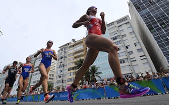 epa05502726 Poland's Agnieszka Jerzyk (R) of Poland competes during the run leg of the women's Triathlon at Fort Copacabana in Rio de Janeiro, Brazil, 20 August 2016.  EPA/DEAN LEWIS AUSTRALIA AND NEW ZEALAND OUT