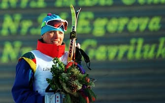 Die 31jährige Italienerin Manuela di Centa - hier bei der Siegerehrung - gewann am 13.02.1994 den 15-km-Langlauf der Damen im freien Stil und wurde die erste Siegerin der XVII. Olympischen Winterspiele von Lillehammer. Sie erreichte das Ziel in 39:44,5 Minuten und hatte über eine Minute Vorsprung vor der Favoritin Ljubow Jegorowa (Rußland).      (Photo by Joerg Schmitt/picture alliance via Getty Images)