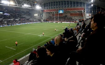 DUNEDIN, NEW ZEALAND - JUNE 13: Fans watch the round 1 Super Rugby Aotearoa match between the Highlanders and Chiefs at Forsyth Barr Stadium on June 13, 2020 in Dunedin, New Zealand. (Photo by Dianne Manson/Getty Images)