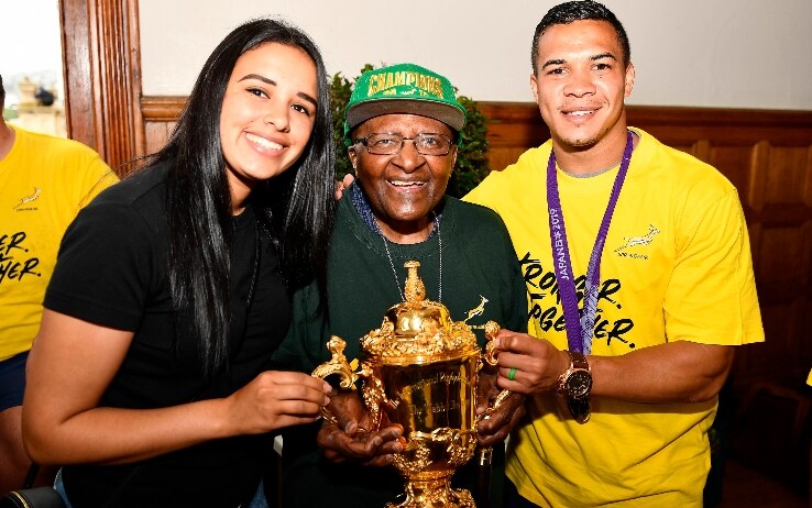 Desmond Tutu con Cheslin Kolbe durante la durante la Rugby World Cup 2019 a Città del Capo