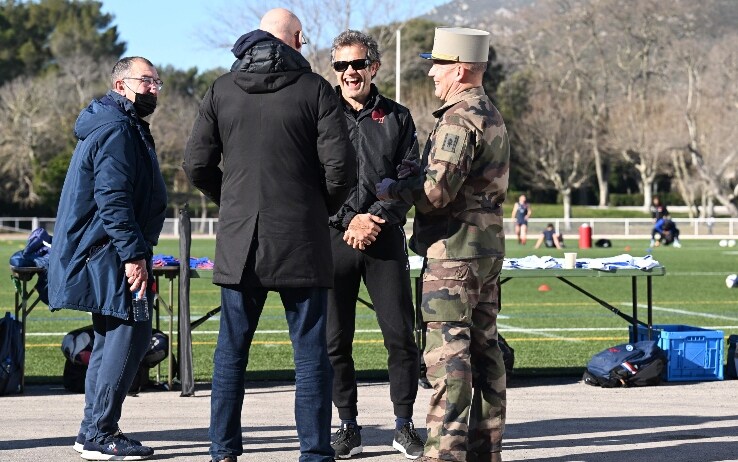 Coach Galthié (Francia) parla con un soldato prima di un allenamento al camp della Legione straniera di Aubagne Fabien Galthié (Getty)