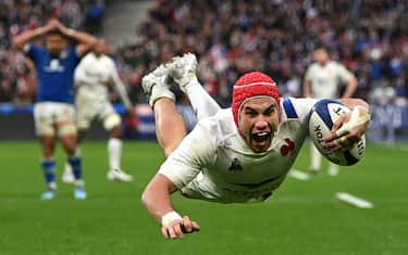 PARIS, FRANCE - FEBRUARY 06: France player Gabin Villiere dives over to score the third France try during the Guinness Six Nations match between France and Italy at Stade de France on February 06, 2022 in Paris, France. (Photo by Shaun Botterill/Getty Images)