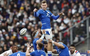 epa09733094 Italy's Federico Ruzza wins the line out ball during the Six Nations round 1 rugby match between France and Italy at the Stade de France in Saint-Denis, outside Paris, France, 06 February 2022.  EPA/YOAN VALAT