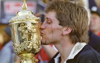 New Zealand team captain and scrum-half David Kirk kisses the Webb Ellis Cup after the 1987 Rugby World Cup final match New Zealand vs France at the Eden Park Stadium in Auckland on June 20, 1987. AFP PHOTO/GEORGES GOBET (Photo by GEORGES GOBET / AFP)        (Photo credit should read GEORGES GOBET/AFP via Getty Images)