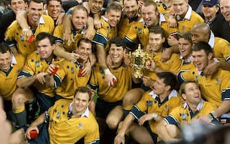 Australian players pose with the Webb Ellis Cup after the 1999 Rugby World Cup final match France vs Australia at the Millennium Stadium in Cardiff on November 06, 1999. AFP PHOTO/WILLIAM WEST (Photo credit should read WILLIAM WEST/AFP via Getty Images)