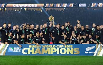 October 31, 2015: New Zealand's Richie McCaw lifts the Webb Ellis Trophy after New Zealand defeats Australia 34-17 at the 2015 Rugby World cup Championship match at Twickenham Stadium in London. (Photo by Andrew Patron/Icon Sportswire) (Photo by Andrew Patron/Icon Sportswire) (Photo by Andrew Patron/Icon Sportswire/Corbis/Icon Sportswire via Getty Images)