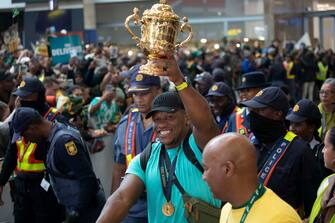 epa10950290 Springbok rugby team player Bongi Mbonambi poses with the William Webb Ellis Cup upon the team's arrival in the country after winning the 2023 Rugby World Cup, in Johannesburg, South Africa, 31 October 2023. The Springboks won back to back Rugby World Cups and are the only team to have won four titles. They will embark on a trophy tour around the country starting 02 November.  EPA/KIM LUDBROOK