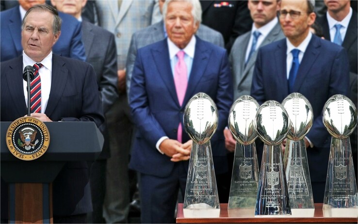 Bill Belichick ricevuto alla Casa Bianca con in mostra alcuni dei "Vince Lombardi trophy" Bill Belichick ricevuto alla Casa Bianca con in mostra alcuni dei "Vince Lombardi trophy"