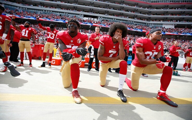 La protesta di Kaepernick e compagni durante l'inno americano prima di una partita dei 49ers nel 2016 La protesta di Kaepernick e compagni durante l'inno americano prima di una partita dei 49ers nel 2016