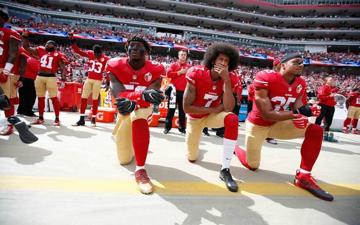 La protesta di Kaepernick e compagni durante l'inno americano prima di una partita dei 49ers nel 2016