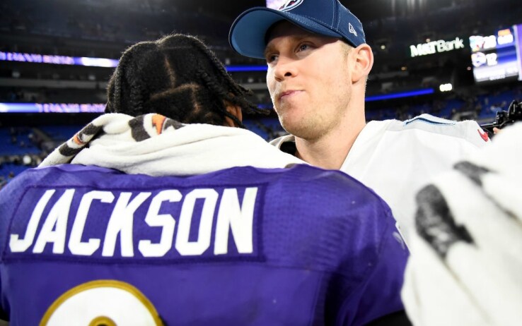 L'abbraccio fra Ryan Tannehill e Lamar Jackson. Tennessee ha appena vinto 28-12 in casa dei Ravens L'abbraccio fra Ryan Tannehill e Lamar Jackson. Tennessee ha appena vinto 28-12 in casa dei Ravens