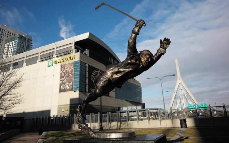 La statua di Bobby Orr fuori dal TD Garden La statua di Bobby Orr fuori dal TD Garden