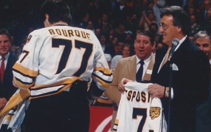 Ray Burque durante la cerimonia in cui venne ritirato il 7 di Phil Esposito Ray Burque durante la cerimonia in cui venne ritirato il 7 di Phil Esposito