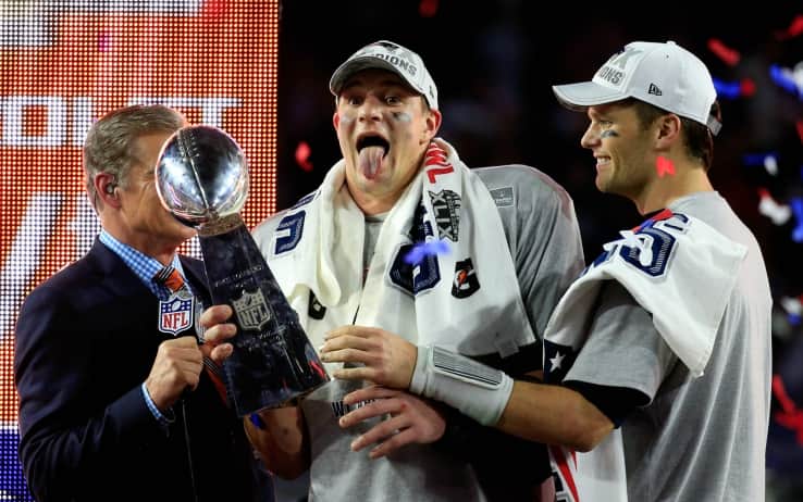 Rob Gronkowski e Tom Brady festeggiano la vittoria nel Super Bowl XLIX del 2015