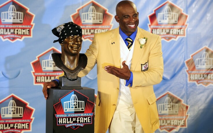 Deion Sanders posa accanto al suo busto. E' nella Hall of Fame dal 2011 Deion Sanders posa accanto al suo busto. E' nella Hall of Fame dal 2011
