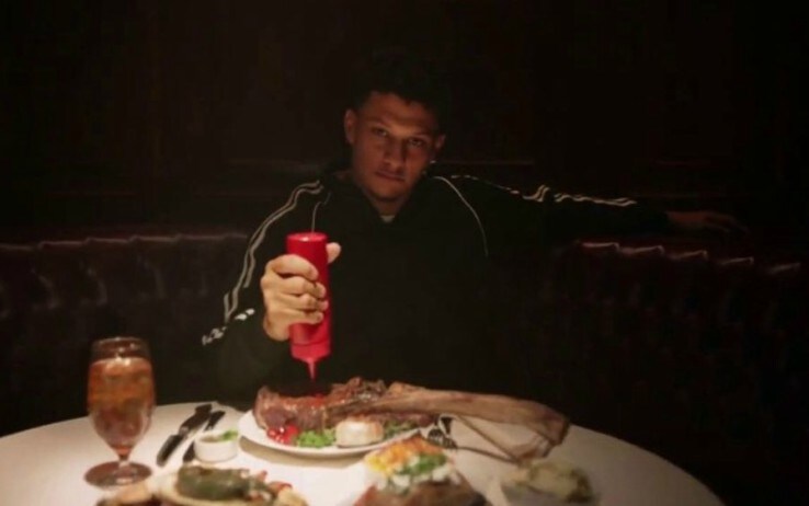 La passione di Mahomes per il ketchup in uno degli spot La passione di Mahomes per il ketchup in uno degli spot