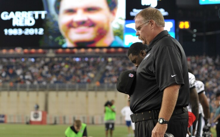 Andy Reid durante il minuto di silenzio per la scomparsa del figlio nel 2012 Andy Reid durante il minuto di silenzio per la scomparsa del figlio nel 2012