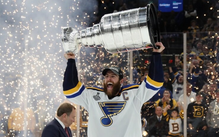 Alex Pietrangelo alza la Stanley Cup a Boston, dopo la vittoria in gara 7 sui Bruins Alex Pietrangelo alza la Stanley Cup a Boston, dopo la vittoria in gara 7 sui Bruins