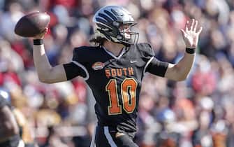 MOBILE, AL - JANUARY 25: Quarterback Justin Herbert #10 from Oregon of the South Team on a pass play during the 2020 Resse's Senior Bowl at Ladd-Peebles Stadium on January 25, 2020 in Mobile, Alabama. The Noth Team defeated the South Team 34 to 17. (Photo by Don Juan Moore/Getty Images)