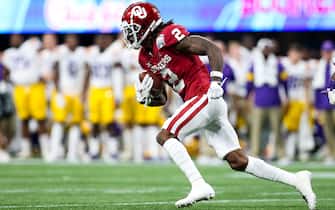 ATLANTA, GA - DECEMBER 28: CeeDee Lamb #2 of the Oklahoma Sooners rushes with the ball during the Chick-fil-A Peach Bowl against the LSU Tigers at Mercedes-Benz Stadium on December 28, 2019 in Atlanta, Georgia. (Photo by Carmen Mandato/Getty Images)