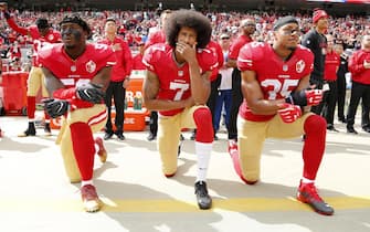 epa08095875 PICTURES OF THE DECADE 

San Francisco 49ers back-up quarterback Colin Kaepernick (C), San Francisco 49ers outside linebacker Eli Harold (L), and San Francisco 49ers free safety Eric Reid (R) take a knee during the US national anthem before the NFL game between the Dallas Cowboys and the San Francisco 49ers at Levi's Stadium in Santa Clara, California, USA, 02 October 2016.  EPA/JOHN G MABANGLO *** Local Caption *** 54356412