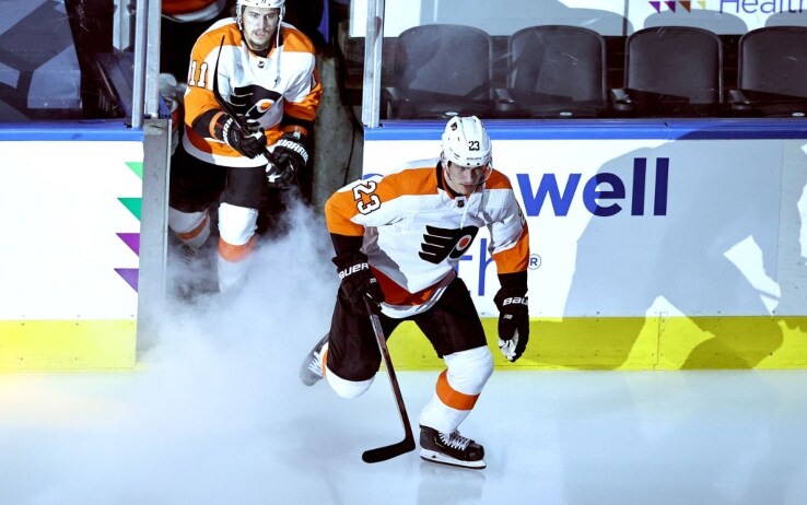 Oskar LIndblom entra sul ghiaccio nel momento della presentazione delle squadre prima della sfida tra Flyers e Islanders