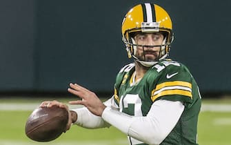 epa08852265 Green Bay Packers quarterback Aaron Rodgers looks to pass during the NFL American Football game between the Chicago Bears and the Green Bay Packers at Lambeau Field in Green Bay, Wisconsin, USA, 29 November 2020.  EPA/TANNEN MAURY