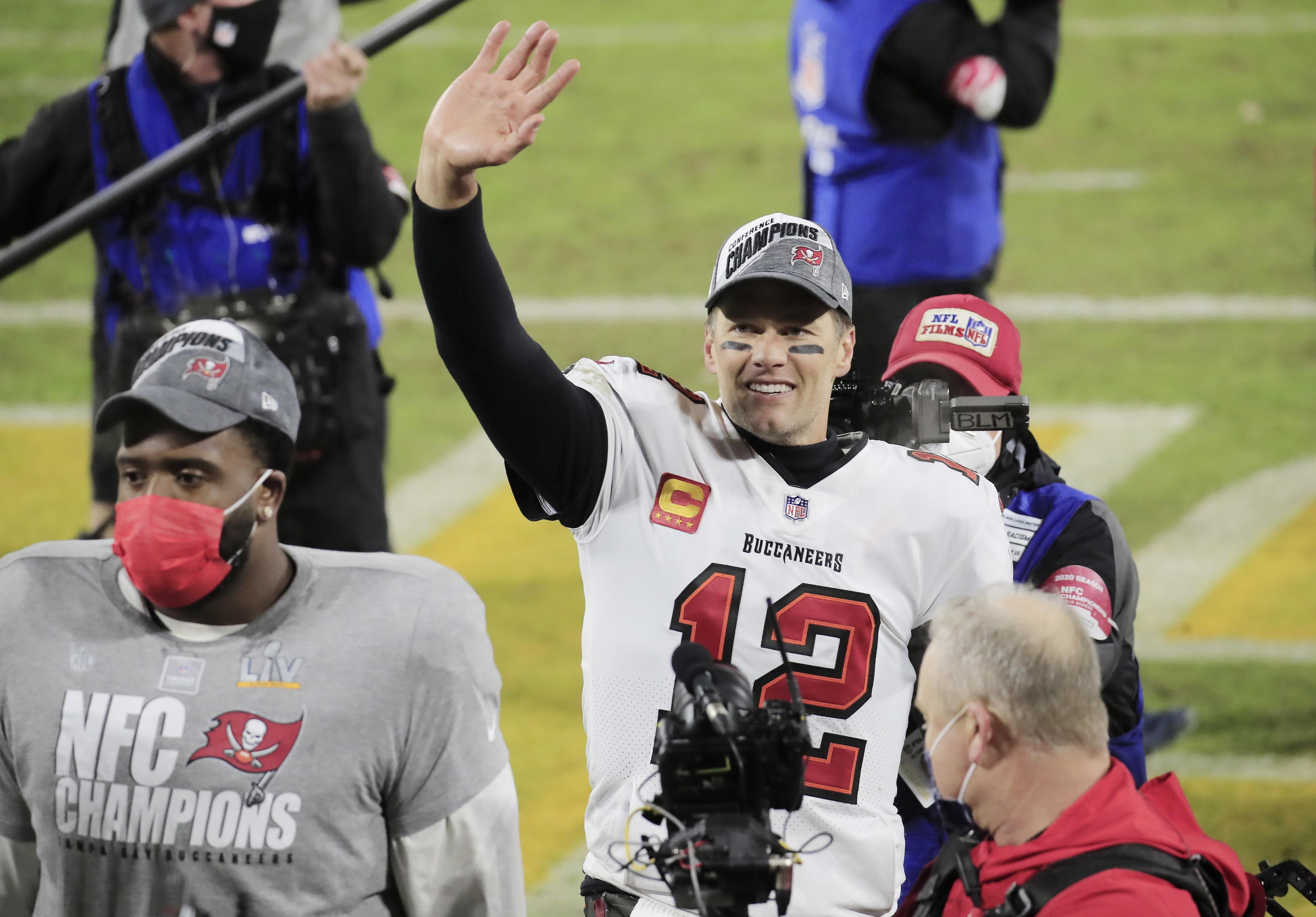 USA AMERICAN FOOTBALL NFL NFC CHAMPIONSHIP epa08963314 Tampa Bay Buccaneers quarterback Tom Brady celebrates after defeating the Green Bay Packers in their NFL NFC Championship game at Lambeau Field in Green Bay, Wisconsin, USA, 24 January 2021. The Buccaneers will go on to face either the Buffalo Bills or the Kansas City Chiefs in Super Bowl LV in Tampa Bay, Florida on 07 February 2021. EPA/TANNEN MAURY