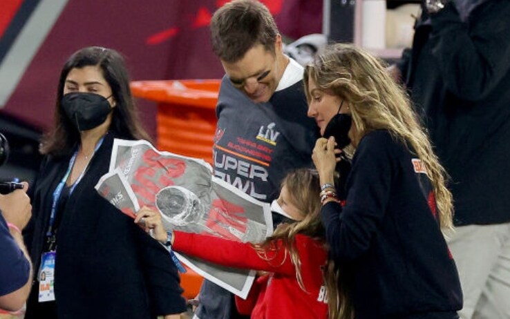 Brady festeggia con la moglie Gisele Bundchen e la figlia Vivian Brady festeggia con la moglie Gisele Bundchen e la figlia Vivian