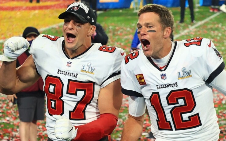Brady e Gronkowski festeggiano sul prato del Raymond James Stadium poco dopo aver vinto il loro 4° Super Bowl assieme Brady e Gronkowski festeggiano sul prato del Raymond James Stadium poco dopo aver vinto il Super Bowl