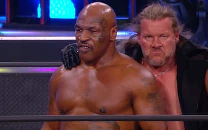 Mike Tyson scatenato sul ring di AEW Dynamite