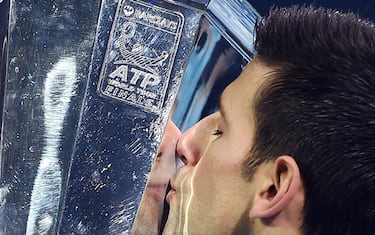 epa05037738 Serbia's Novak Djokovic kisses the ATP Tour Finals trophy following his two sets win over Switzerland's Roger Federer at the ATP Tour tennis finals tournament at the O2 Arena in London, Britain, 22 November 2015.  EPA/ANDY RAIN