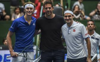 1183653018 BUENOS AIRES, ARGENTINA - NOVEMBER 20: (L-R) Alexander Zverev of Germany, Juan Martin del Potro of Argentina and Roger Federer of Switzerland pose prior to an exhibition game between Alexander Zverev and Roger Federer at Arena Parque Roca on November 20, 2019 in Buenos Aires, Argentina. (Photo by Marcelo Endelli/Getty Images)