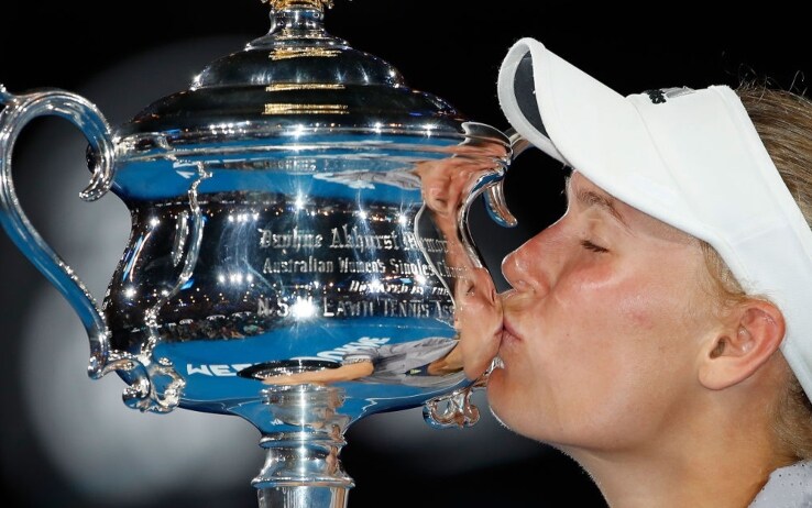 Caroline Wozniacki bacia il trofeo dell'Australian Open