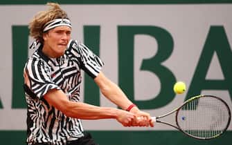 534808980 PARIS, FRANCE - MAY 28: Alexander Zverev of Germany hits a backhand during the Men's Singles third round match against Dominic Thiem of Austria on day seven of the 2016 French Open at Roland Garros on May 28, 2016 in Paris, France. (Photo by Clive Brunskill/Getty Images)