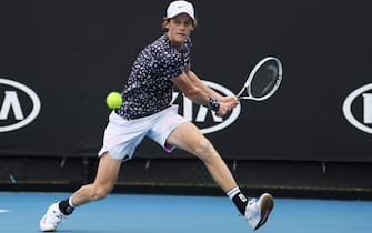 MELBOURNE, AUSTRALIA - JANUARY 20: Jannik Sinner of Italy plays a backhand during his Men's Singles first round match against Max Purcell of Australia on day one of the 2020 Australian Open at Melbourne Park on January 20, 2020 in Melbourne, Australia. (Photo by Hannah Peters/Getty Images)
