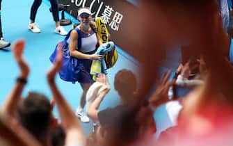 MELBOURNE, AUSTRALIA - JANUARY 24: Caroline Wozniacki of Denmark walks off court after losing her Women's Singles third round match against Ons Jabeur of Tunisia on day five of the 2020 Australian Open at Melbourne Park on January 24, 2020 in Melbourne, Australia. (Photo by Mike Owen/Getty Images)